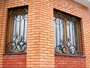 Решетки на окна кованые – преимущества и недостатки Решетки на окна кованые – преимущества и недостатки